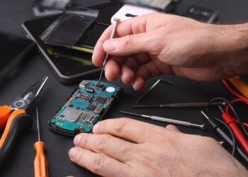 Cell Phone Repair Shops in Ennis TX Suggest Tips for Water Damage
