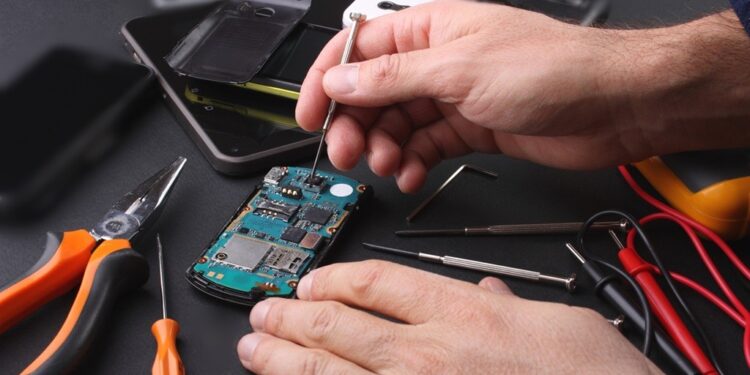 Cell Phone Repair Shops in Ennis TX Suggest Tips for Water Damage