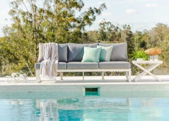 Relax in Style: The Benefits of a Teak Daybed for Outdoor Lounging
