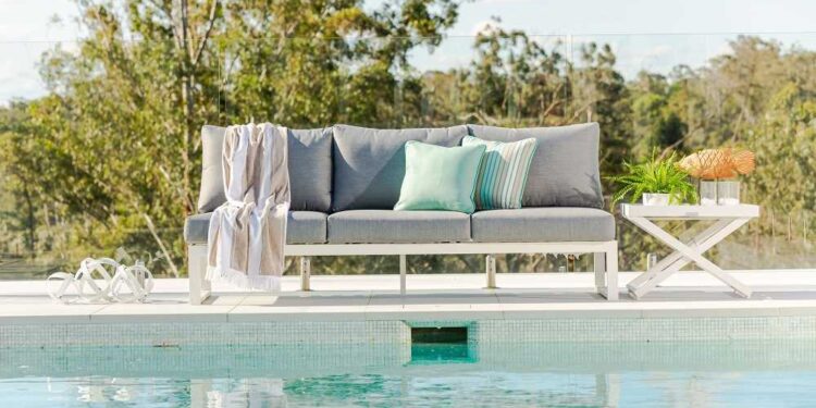 Relax in Style: The Benefits of a Teak Daybed for Outdoor Lounging