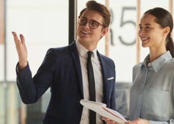 What are the benefits of working with a property manager or letting agent as a commercial landlord?